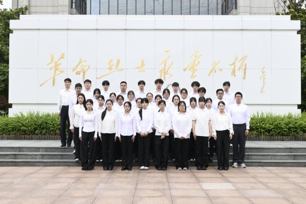 全面落实****届四中全会精神