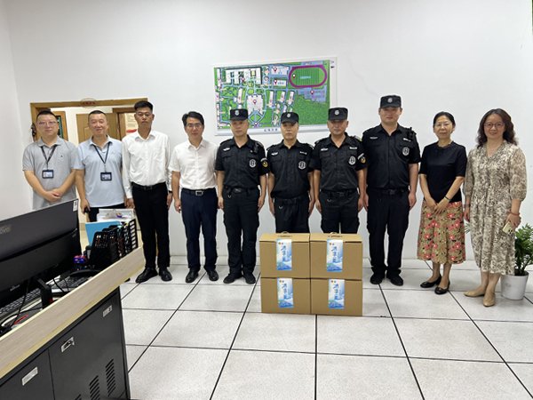 暖心开展为坚守酷暑岗位的工作人员送去